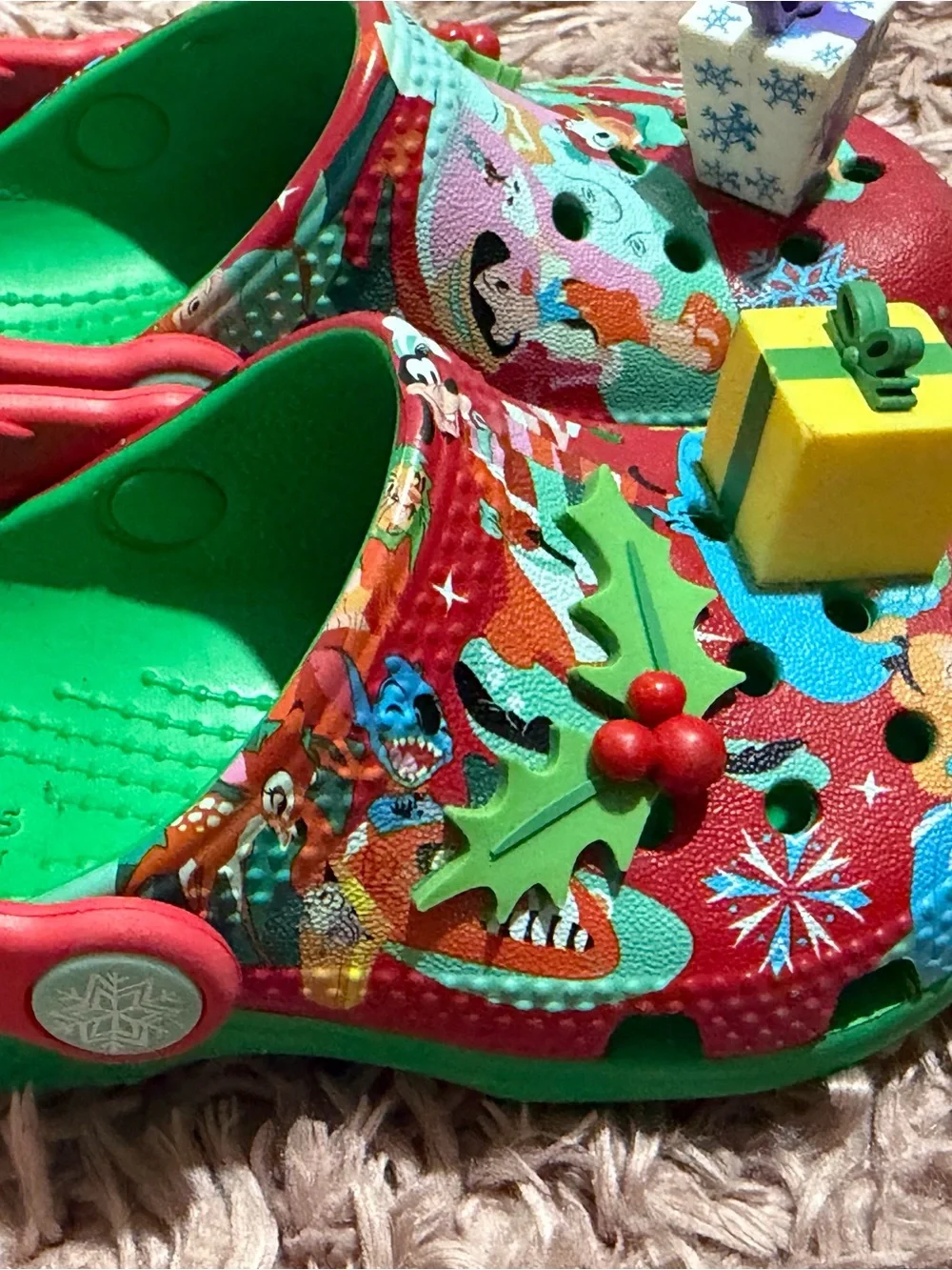 Disneyland Kids Holiday Red & Green Clog Shoes with Gift Charms size 7c